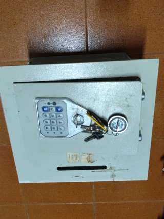 AR FE Caja Fuerte Hucha Código Empotrable