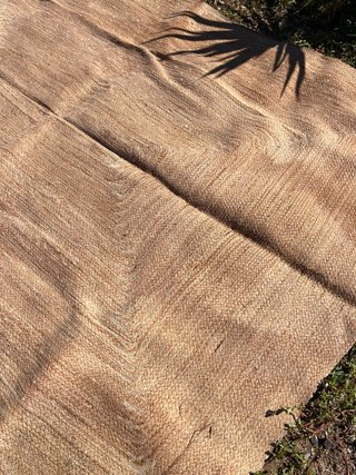 Alfombra de yute beige y marrón
