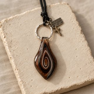 Collar con colgante de cristal