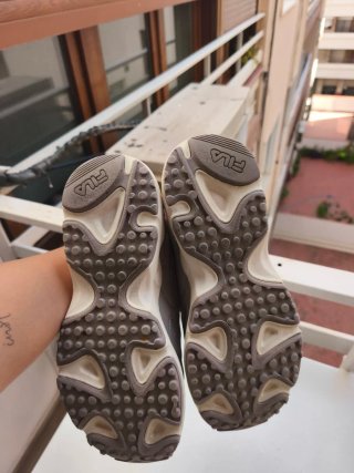 Zapatillas Fila grises y blancas
