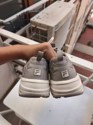 Zapatillas Fila grises y blancas