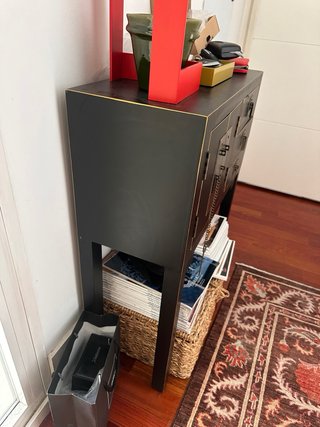 Consola Oriental Negra con Detalles Dorados
