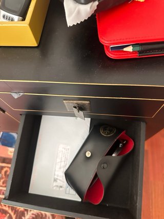Consola Oriental Negra con Detalles Dorados