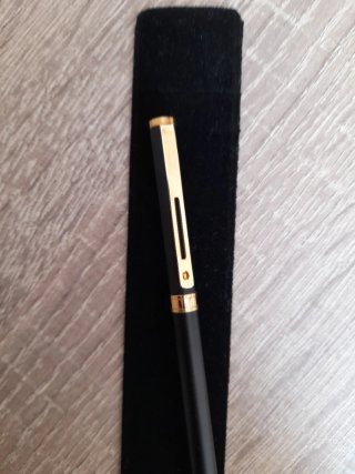 Elegante bolígrafo negro y dorado