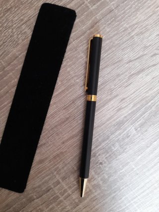Elegante bolígrafo negro y dorado