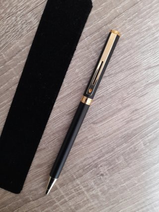 Elegante bolígrafo negro y dorado