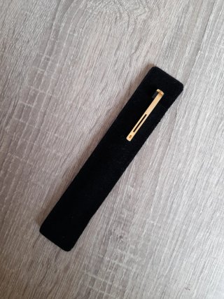 Elegante bolígrafo negro y dorado
