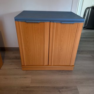 Armario bajo de madera con estante