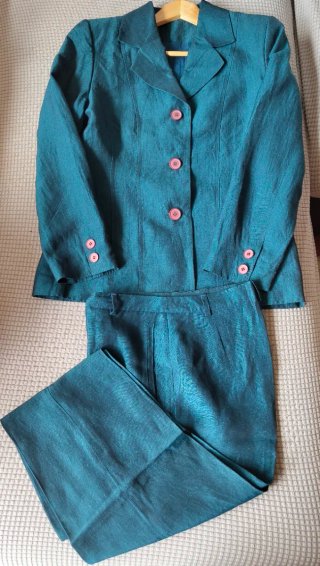 Traje de vestir azul verdoso.