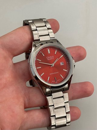 Reloj Casio MTP Plateado y Rojo