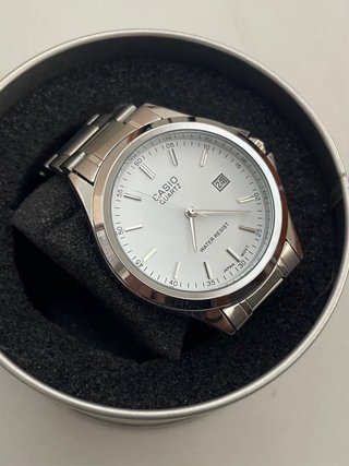 Reloj Casio MTP Plateado y Blanco