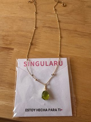 Colgante Singularu con Piedra Verde más cadena