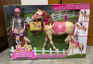 Barbie monta a caballo