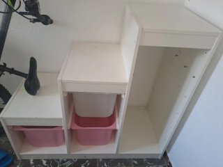 Mueble blanco con cajones y estantes