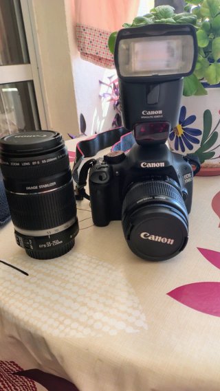 Cámara Canon EOS 550D con Accesorios