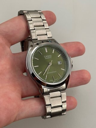 Reloj Casio MTP Plateado y Verde