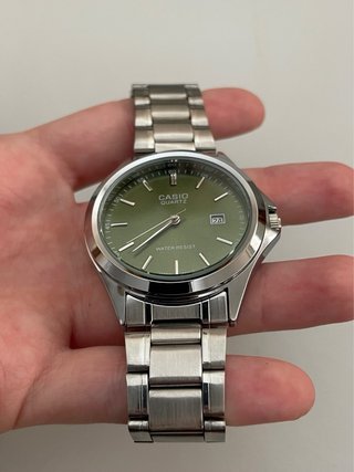 Reloj Casio MTP Plateado y Verde