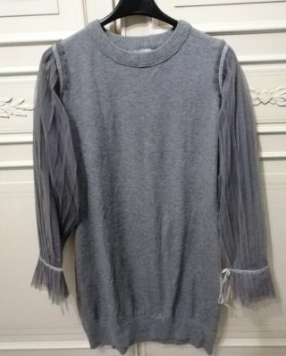 Vestito grigio con maniche in tulle
