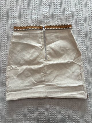 Falda Corta Beige con Detalles