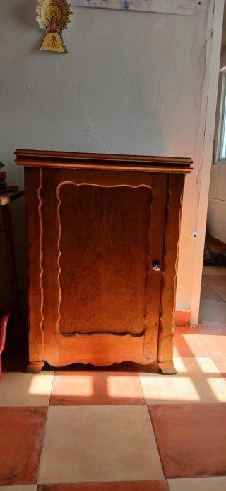Máquina de coser Alfa antigua con mueble