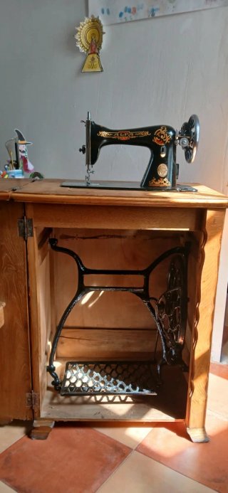 Máquina de coser Alfa antigua con mueble