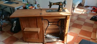 Máquina de coser Alfa antigua con mueble