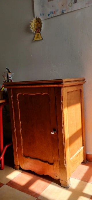Máquina de coser Alfa antigua con mueble