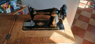 Máquina de coser Alfa antigua con mueble