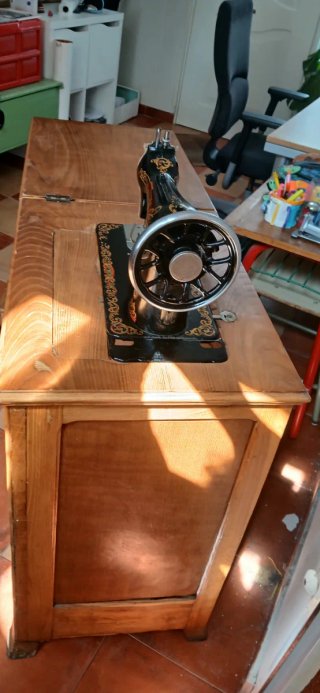 Máquina de coser Alfa antigua con mueble
