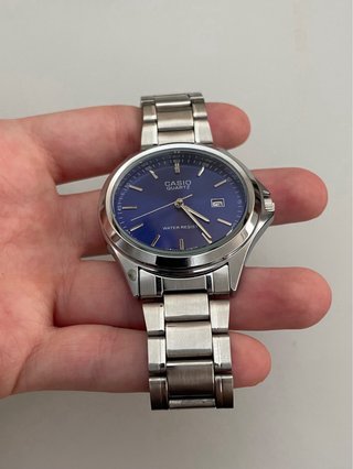 Reloj Casio MTP Plateado y Azul Marino