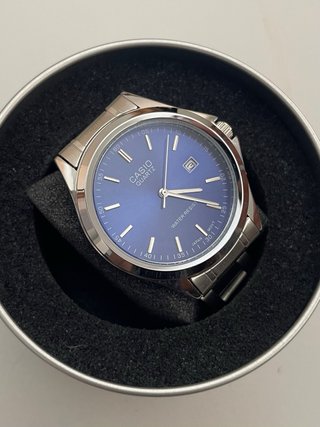 Reloj Casio MTP Plateado y Azul Marino