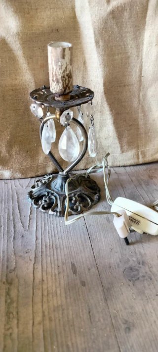 Lampada antica con pendenti