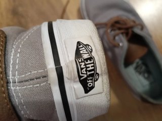Zapatillas Vans grises y marrones