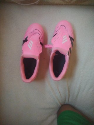 Botas de fútbol Adidas Predator rosas talla 40