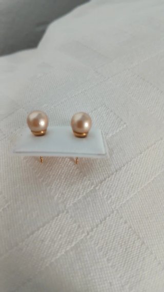 Pendientes de perlas doradas y rosas