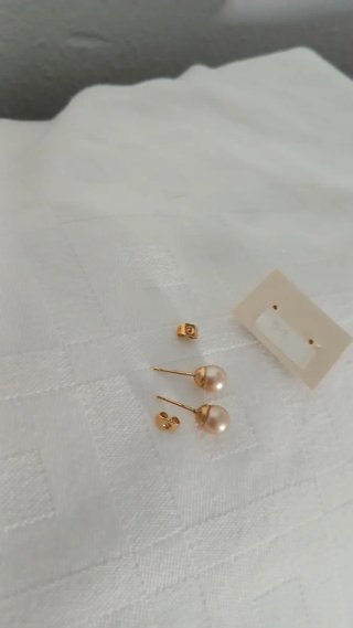 Pendientes de perlas doradas y rosas