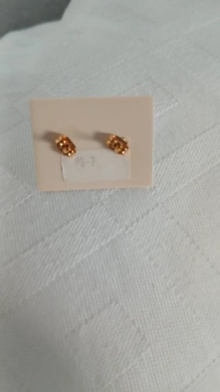 Pendientes de perlas doradas y rosas