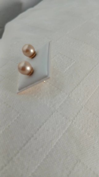Pendientes de perlas doradas y rosas