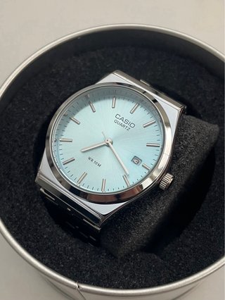 Reloj Casio MTP Plateado y Dial Azul Claro