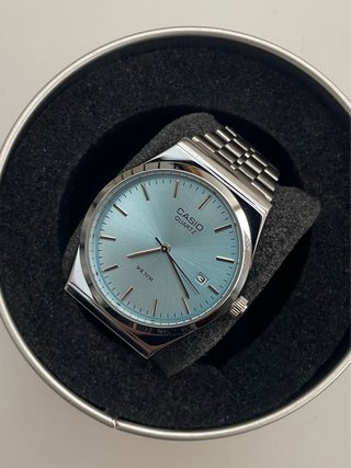 Reloj Casio MTP Plateado y Dial Azul Claro