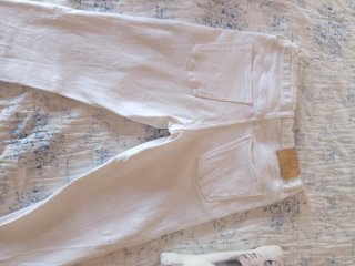 Pantalón vaquero blanco de niña.