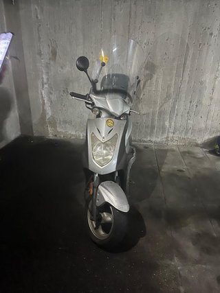Scooter Alzago Plata/Negro Poco Uso