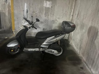 Scooter Alzago Plata/Negro Poco Uso