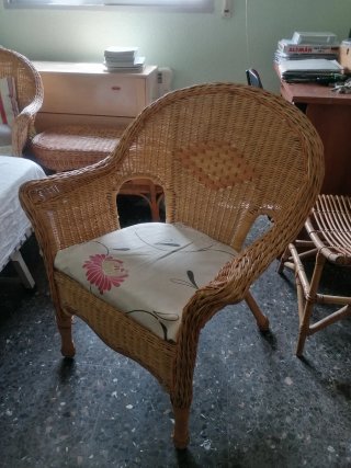 Sillones de mimbre y mesa