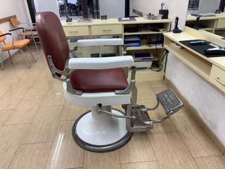 2 sillone barbero vintage ,marca D.beya barcelona