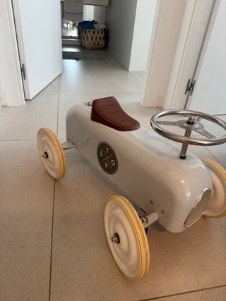 Coche de juguete estilo retro
