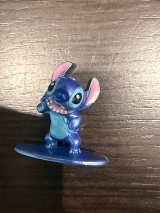 Figura Stitch Surfista