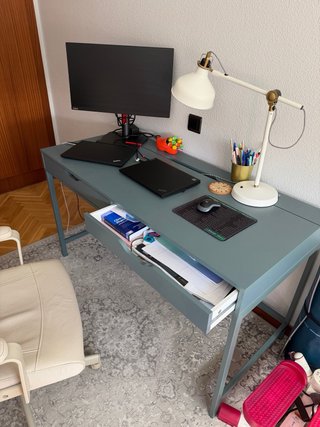Mesa de escritorio metálica color verde azulado