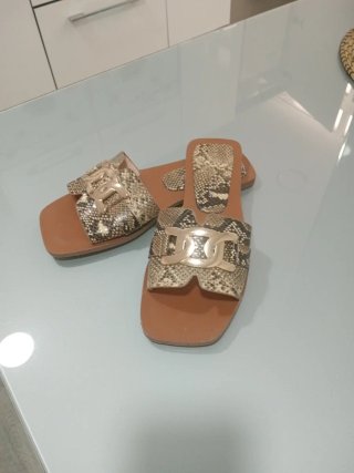 Sandalias con detalle metálico