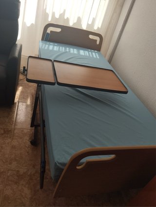 Cama de Hospital con Mesa Auxiliar